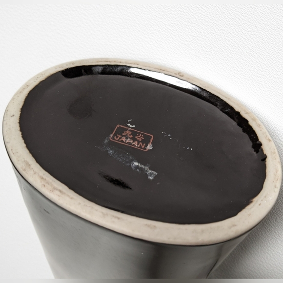 Vtg Japanese black ceramic vase with painted flowers gold plated rims. - Picture 3 of 5